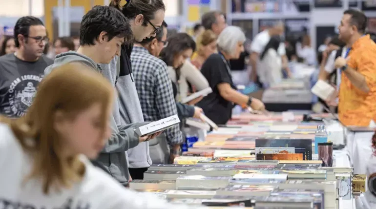 Custom-designed exhibition booth at Izmir Book Fair 2025 in İzmir by ExhibitStandBuilder.